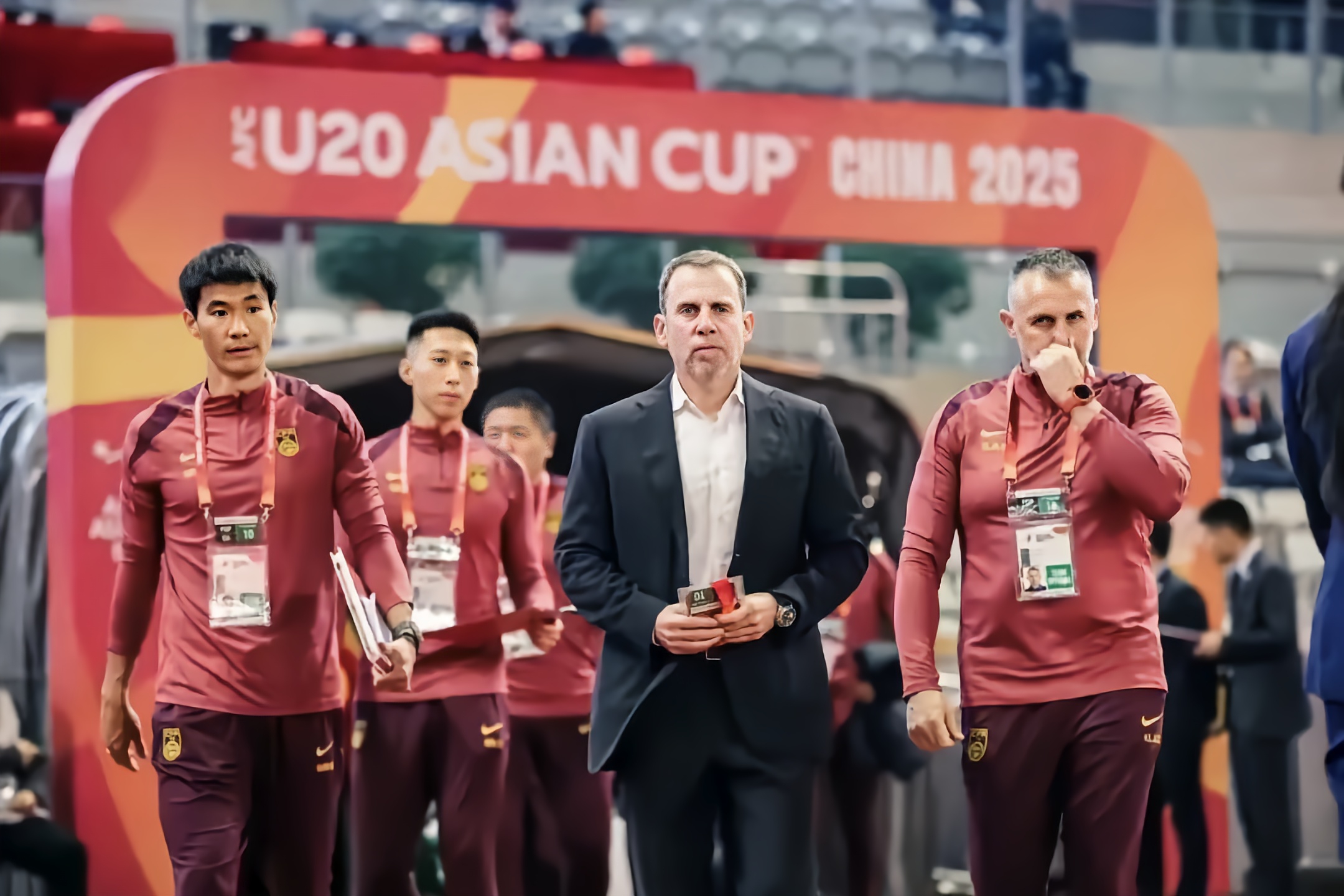 包含今晚荷甲传出新动向；曼城刷新队史纪录；管理层表态——信心回归；阵容厚度经受考验的词条-英雄联盟投注